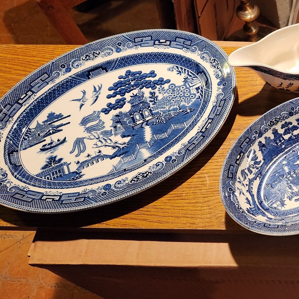 Blue Willow vintageJohnson Brothers 46 piece accessories 8 setting England Crown